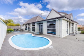 Summer Holiday 4 bedrooms house in Hamilton with pool and spa
